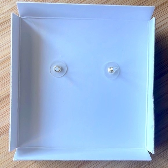 Brand New Disney x BaubleBar Donald Duck Sparkly Blue Hat Post Earrings - Picture 15 of 16